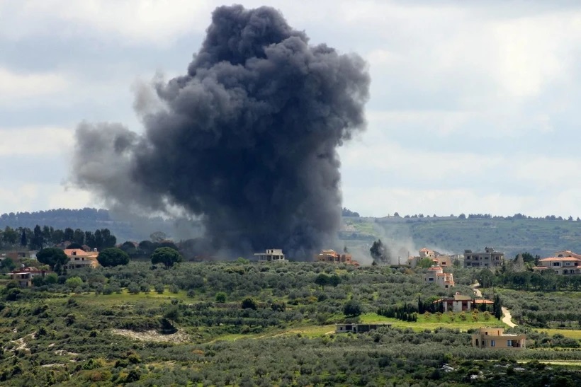 Khói bốc lên tại làng Tayr Harfa, Liban sau cuộc không kích của Israel ngày 6/4/2024.