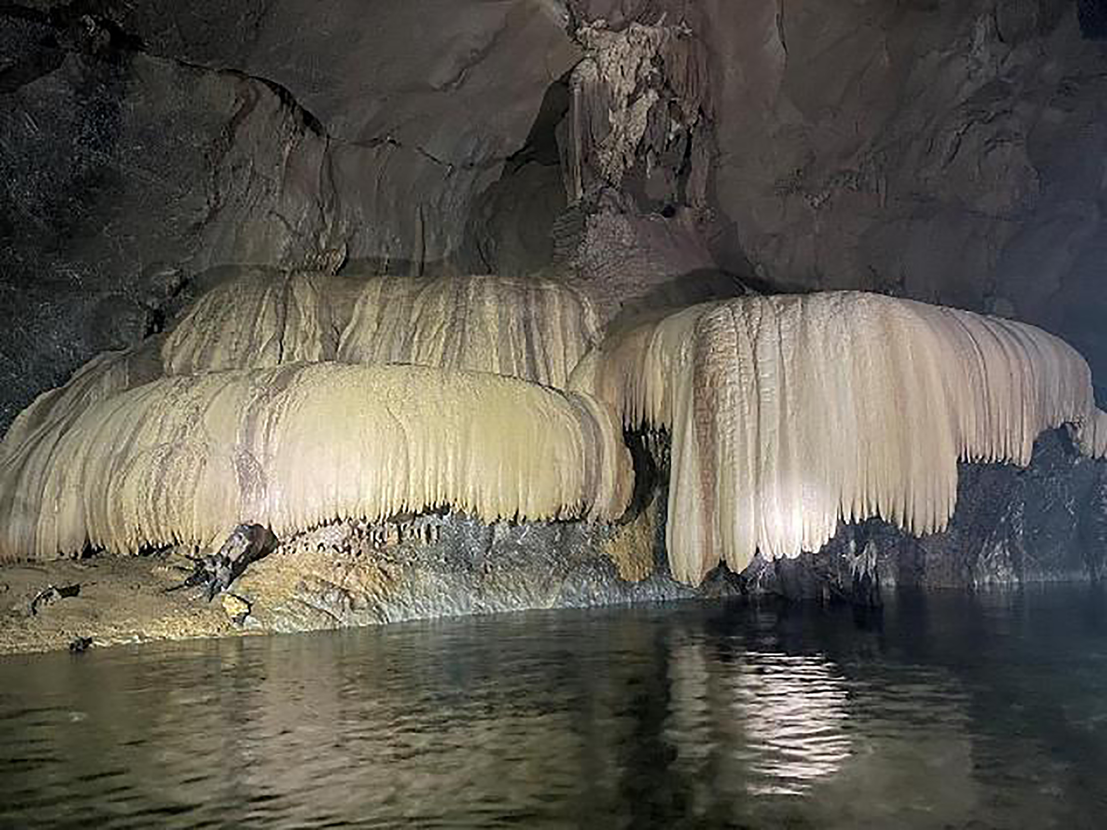 Phát hiện hang động đẹp có rèm thạch nhũ lớn tại Quảng Bình