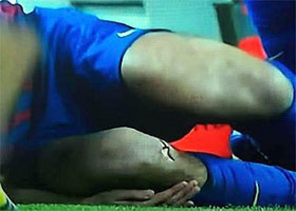 M&egrave;o đen xuất hiện, Busquets d&iacute;nh chấn thương h&atilde;i h&ugrave;ng