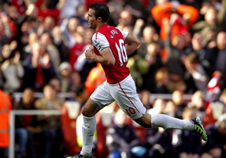 Ngược dòng th&acirc;̀n kỳ, Arsenal trở lại t&ocirc;́p 4