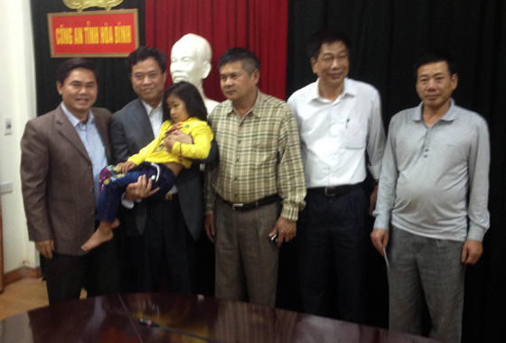  L&atilde;nh đạo Cục CSHS v&agrave; th&agrave;nh vi&ecirc;n ban chuy&ecirc;n &aacute;n chia sẻ niềm vui đo&agrave;n tụ với gia đ&igrave;nh ch&aacute;u b&eacute; bị bắt c&oacute;c