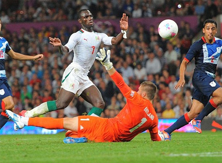 Konate đ&atilde; gi&uacute;p Senegal chia điểm c&ugrave;ng VQA