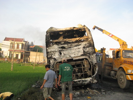 Xe kh&aacute;ch hai tầng bốc ch&aacute;y tr&ecirc;n quốc lộ 1A