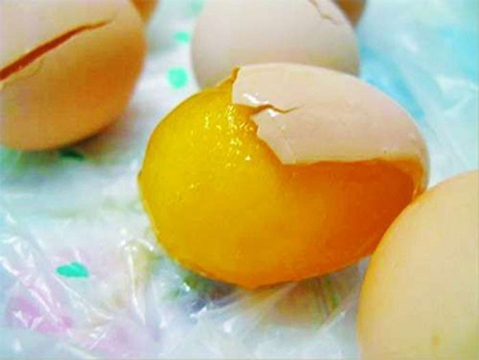 Lại xuất hiện trứng g&agrave; giả l&agrave;m bằng nhựa 4