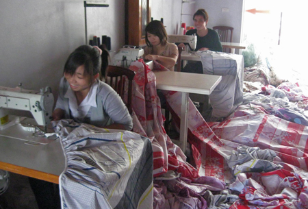 Đi t&igrave;m c&ocirc;ng nghệ chăn ga si&ecirc;u rẻ, si&ecirc;u rởm