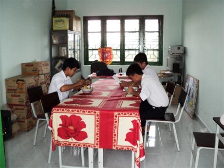 Học sinh ăn trưa bằng m&igrave; g&oacute;i miễn ph&iacute;.