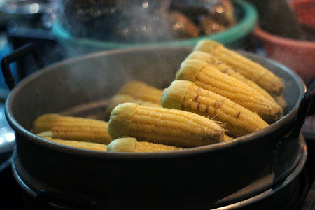 Luộc ng&ocirc; bằng pin, muối di&ecirc;m: C&oacute; thể g&acirc;y ung thư 2