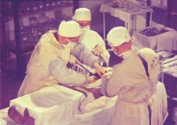 Giới chuy&ecirc;n m&ocirc;n đang tiến h&agrave;nh giải phẫu x&aacute;c ướp.