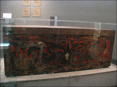 Quan qu&aacute;ch trong mộ