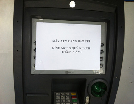 Nhiều chủ thẻ đ&ograve;i tẩy chay ATM. Ảnh: T.L