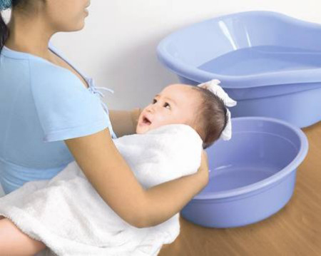 C&aacute;ch tắm b&eacute; an to&agrave;n khi trời lạnh 1