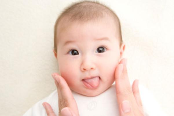 Chăm s&oacute;c trẻ bị ch&agrave;m sữa  1