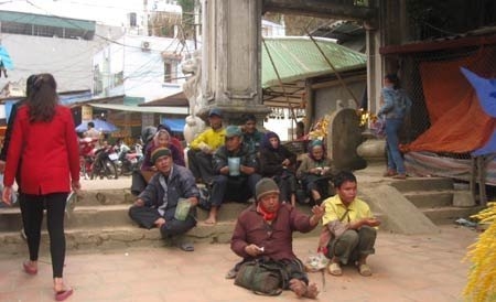 Thu nhập &ldquo;khủng&rdquo; của ăn xin đền Bảo H&agrave;