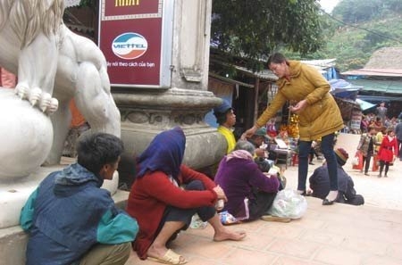 Thu nhập &ldquo;khủng&rdquo; của ăn xin đền Bảo H&agrave;