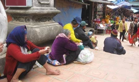 Ăn xin ở đ&acirc;y chủ yếu l&agrave; người gi&agrave; nhưng tr&ocirc;ng c&ograve;n rất khỏe mạnh.