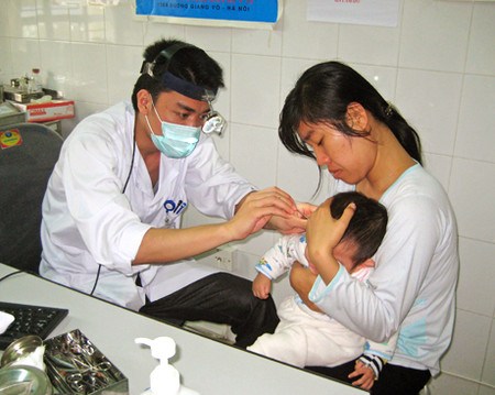 C&aacute;ch nhận biết v&agrave; xử tr&iacute; vi&ecirc;m tai giữa ở trẻ nhỏ 1
