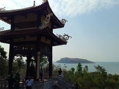 Tháp chu&ocirc;ng trong khu vực an táng.