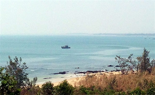 Tàu tu&acirc;̀n ti&ecirc;̃u của B&ocirc;̣ đ&ocirc;̣i bi&ecirc;n phòng Quảng Bình bảo v&ecirc;̣ khu vực Vũng Chùa - Đảo Y&ecirc;́n.