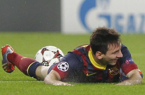 Messi nghỉ 2 th&aacute;ng: C&uacute; sốc cho tất cả - 2