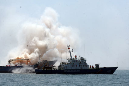 VN- RoK maritime police hold fire fighting exercise