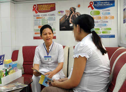 Tư vấn giúp thai phụ tự nguyện xét nghiệm HIV tại phòng Khám sản, Trung tâm Y tế huyện Long Điền.