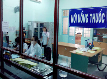 Phát và uống thuốc điều trị nghiện các chất dạng thuốc phiện bằng thuốc thay thế (điều trị Methadone) tại Trung tâm Y tế TP. Vũng Tàu. Đây cũng là một cách phòng, chống HIV/AIDS.