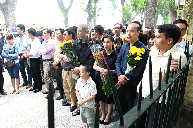 Vào 14h30 chiều nay 6/10, hàng nghìn người dân xếp hàng chầm chậm bước vào ngôi nhà số 30 Hoàng Diệu trong niềm tiếc thương vô hạn. Tuy dòng người rất đông nhưng tất cả đều rất trật tự và không có sự xáo trộn nào.