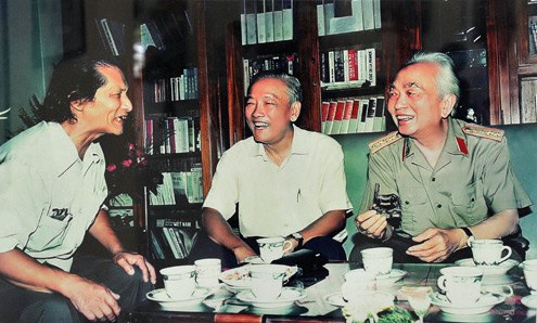 Đại tướng trò chuyện với người lính chăn ngựa (Nguyễn Hùng) của chiến khu Việt Bắc năm xưa.