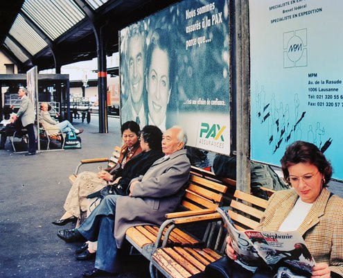Năm 1996, ông ngồi chờ tàu ở ga Geneva để đến Zurich (Thụy Sĩ).