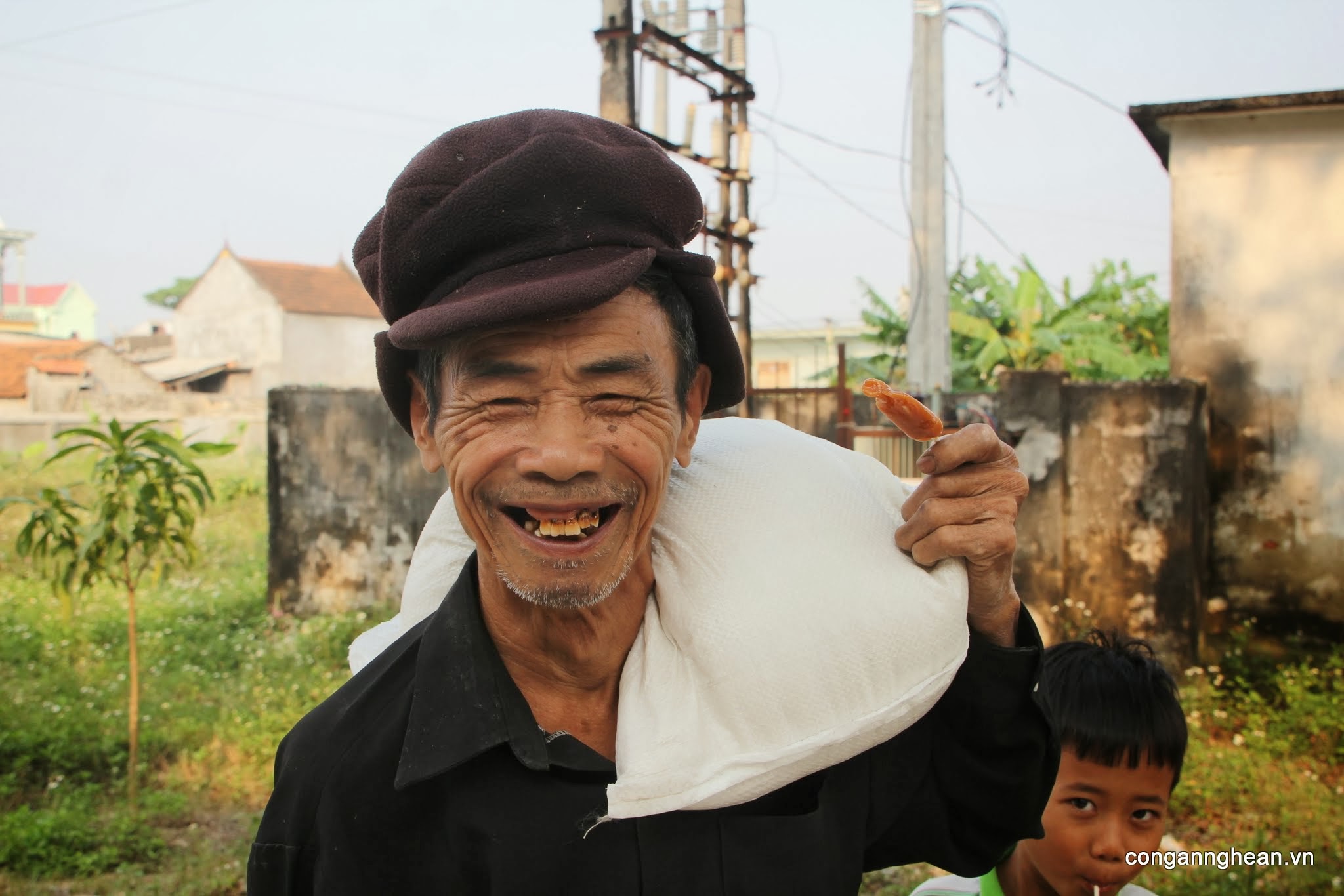 Cụ ra về, bì gạo trên vai, chiếc kẹo trên tay và nụ cười trên gương mặt sương gió...