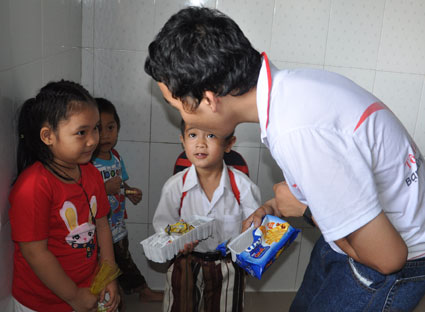 Thành viên CLB “Tôi tài giỏi! Bạn cũng thế!” Vũng Tàu trò chuyện, tặng bánh, kẹo cho trẻ em tại Trung tâm Bảo trợ trẻ em Tịnh xá Ngọc Đức.