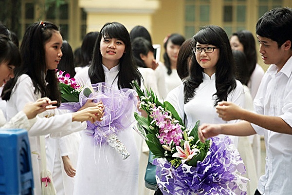 Tụ tập trước sân trường để gặp mặt thầy cô