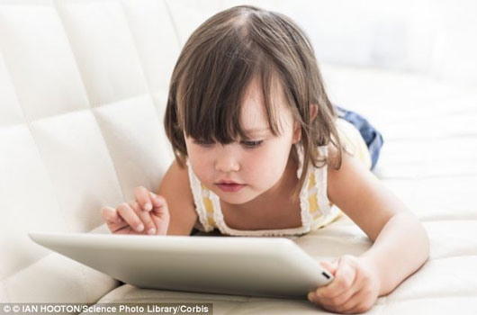 Bé có thể bị hỏng cơ tay nếu dùng nhiều màn hình cảm ứng