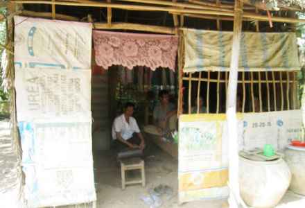 Căn nhà lá trống trước hở sau của vợ chồng ông Đây