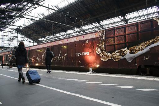 Một quảng cáo thanh sô cô la trong nhà ga  ở Paris