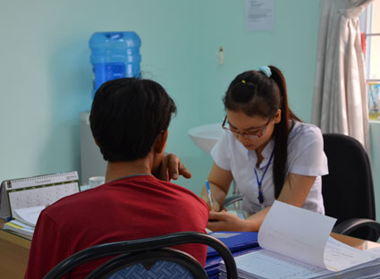 Điều trị bằng Methadone cho người nghiện ma túy cũng là giải pháp hữu hiệu trong phòng, chống HIV/AIDS. Trong ảnh: Tiếp nhận người tham gia chương trình điều trị Methadone tại Trung tâm Y tế TP.Vũng Tàu.