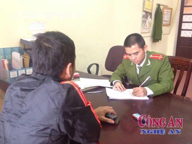 Công an phường Lê Mao đang tiến hành gọi hỏi đối tượng phạm pháp