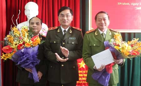 Lãnh đạo Công an Nghệ An tặng hoa và quà chúc mừng thành công của Ban chuyên án