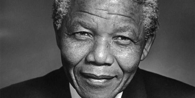Chân dung trắng đen của Nelson Mandela -
