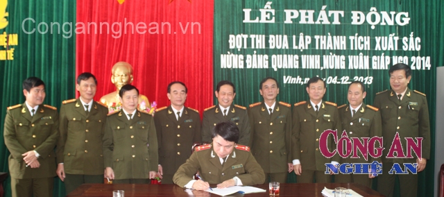 Ký cam kết thực hiện có hiệu quả đợt thi đua đặc biệt mừng Đảng, mừng Xuân