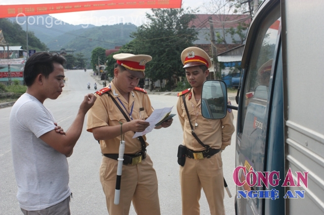 Đội CSGT Công an huyện Tương Dương  kiểm tra phương tiện tham gia giao thông trên địa bàn