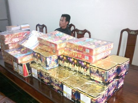 Đối tượng Nguyễn Hồng Lĩnh cùng tang vật.