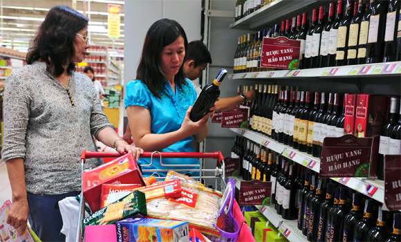 Người dân tranh thủ ra siêu thị chọn mua hàng hóa, thực phẩm có thể để lâu, tránh cảnh càng cận Tết giá càng tăng, mua bán chen lấn