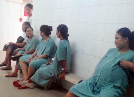  Nhiều bà mẹ đang chờ để được mổ con theo giờ đẹp.