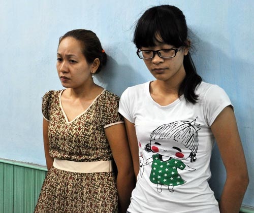 2 bảo mẫu bạo hành
