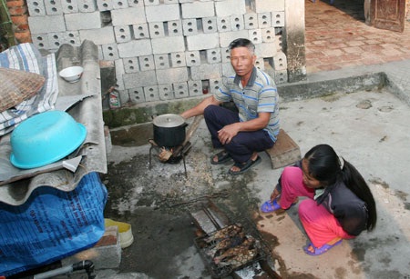 Ông Hào và con gái.