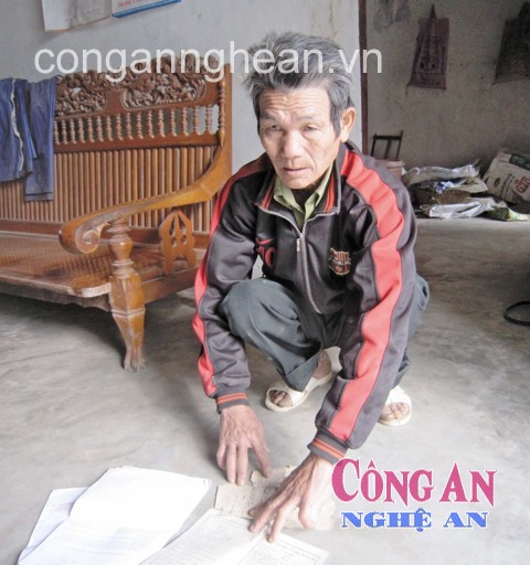 Ông Tùng cùng tập hồ sơ xin được giám định thương tật