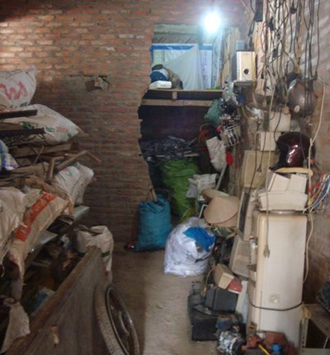 Căn phòng chừng 30m2 chủ yếu để đồ phế thải, chỉ dành một gác xép nhỏ để sinh hoạt. Ảnh: Nguyễn Lê