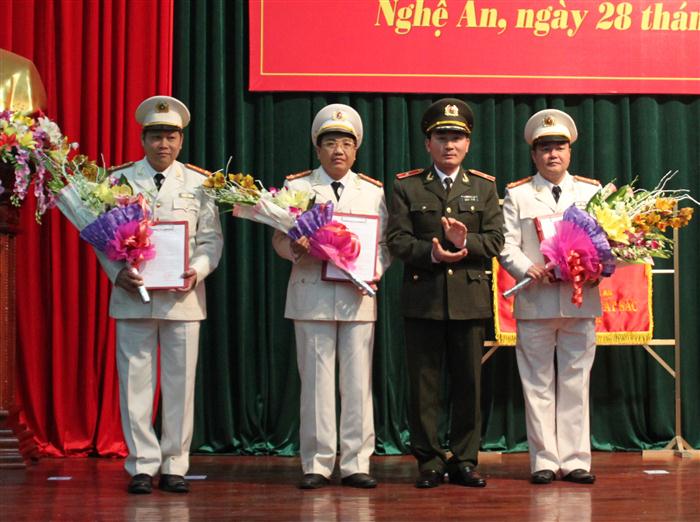 Thiếu tướng Nguyễn Xuân Lâm, Giám đốc Công an tỉnh trao quyết định thăng cấp bậc hàm lên Đại tá