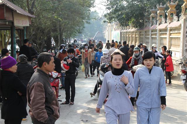 Bên cạnh các khu vui chơi giải trí, đền chùa cũng là 1 điểm đến thu hút nhiều người dân, bởi năm nay mồng 1 Dương lịch và Âm lịch trùng nhau